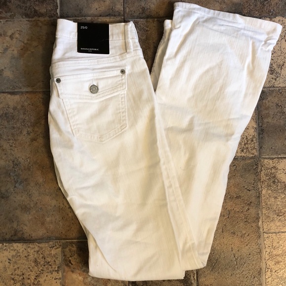 Banana Republic Denim - 😎 3/$10 Banana republic white jean